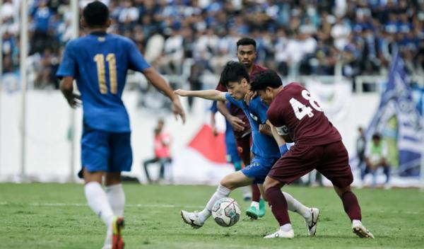 Marukawa PSIS Aksi Taisei Marukawa saat laga uji coba PSIS melawan PSM Makassar di Stadion Jatidiri Semarang, Sabtu (28/5/2022).