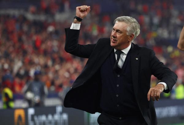 Pelatih Real Madrid, Carlo Ancelotti Pelatih Real Madrid, Carlo Ancelotti merayakan juara Liga Champions 2021/2022 seusai mengalahkan Liverpool di Stade de France, Paris, Minggu (29/5/2022). (Foto: REUTERS/Kai Pfaffenbach)