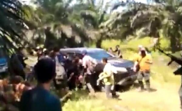 Bentrok Penangkapan DPO Ketapang Tangkapan layar video kericuhan warga di perkebunan sawit di Ketapang, Kalimantan Barat.