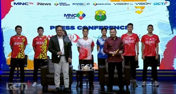 Ketum PBSI, Agung Firman Sampurna dan Executive Chairman MNC Group, Hary Tanoesoedibjo berfoto bersama atlet bulu tangkis Indonesia dalam rangka konferensi pers kerja sama penayangan ajang Indonesia Masters 2022, Senin (30/5). (Foto: RCTI+)