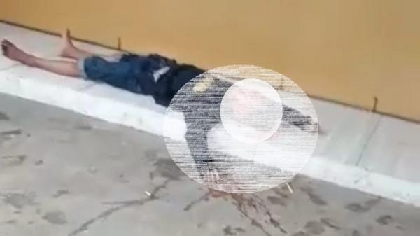 BOCAH TERTABRAK TRUK SOREANG1 Korban SR, tergeletak berlumuran darah di depan sebuah ruko. (FOTO: tangkapan layar video viral)