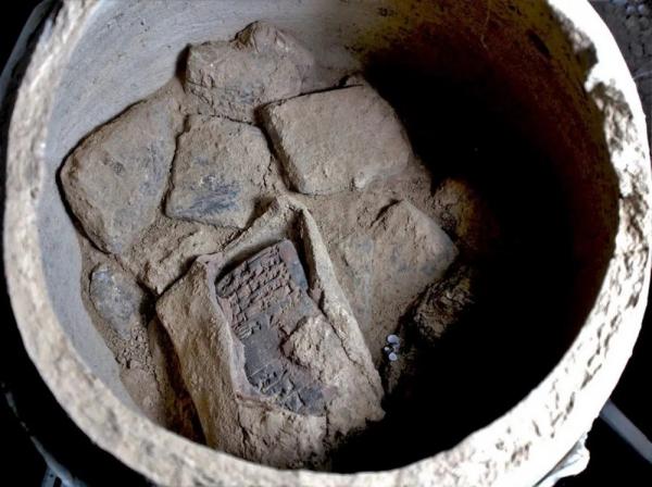 Kota Kuno Irak Sungai Tigris 2 Guci berisi tablet yang memuat naskah kuno dalam Aksara Paku. (Foto: Universitas Tubingen)