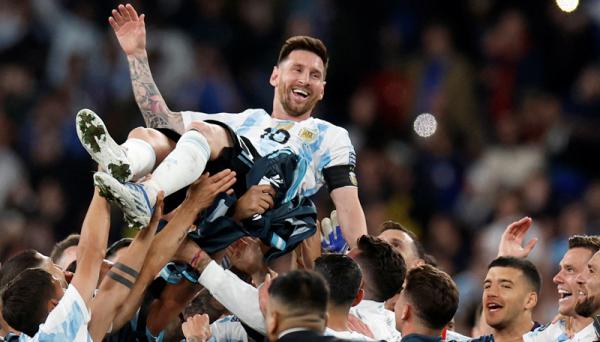 Lionel Messi Timnas Argentina melibas Italia 3-0 pada Finalissima 2022, di Stadion Wembley, Kamis (2/6/2022) dini hari WIB. Kapten La Albiceleste Lionel Messi senang. (Foto: REUTERS/Peter Cziborra)
