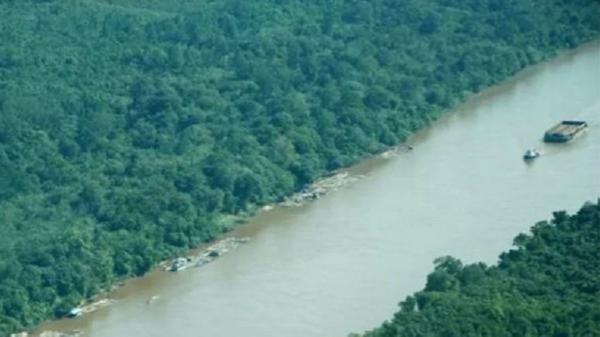 Sungai barito Sungai Barito yang memiliki panjang 909 kilometer dan melintasi dua provinsi, yakni Kalimantan Tengah dan Kalimantan Selatan. (FOTO ANTARA/KASRIADI )
