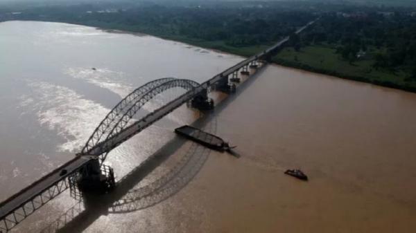 Sungai batanghari Sungai Batanghari di Kabupaten Solok, Sumatera Barat yang mengalir hingga Jambi dengan panjang 800 kilomer. (ANTARA FOTO/Wahdi Septiawan/foc.)