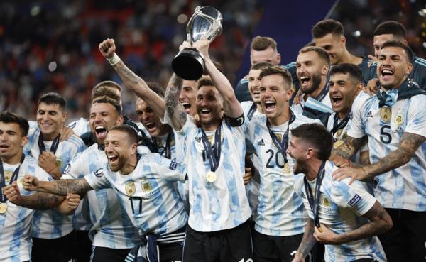 Timnas Argentina Ada 5 fakta Argentina juara Finalissima 2022 yang menarik untuk diulas. Salah satunya menyangkut kapten sekaligus bintang La Albiceleste, Lionel Messi. (Foto: REUTERS/Peter Cziborra)
