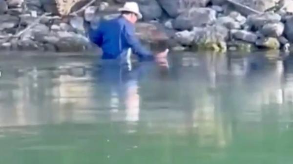 Kang Emil mencari Eril Kang Emil mencari Eril sendirian dengan menyusuri Sungai Aare, Swiss. Dia membawa sebatang ranting pohon (Istimewa)