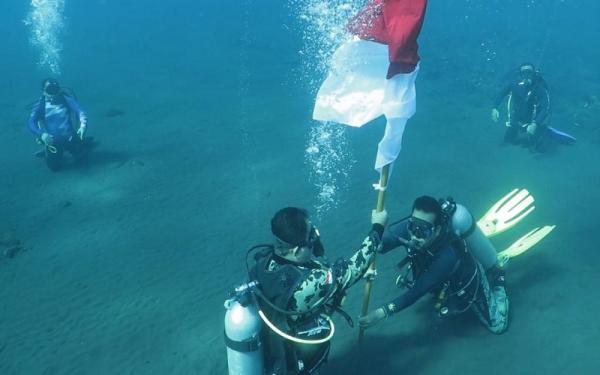 Memperingati Hari Lahir Pancasila yang jatuh pada 1 Juni 2022, Kementerian Kelautan dan Perikanan (KKP) melakukan upacara bendera dari bawah laut.
