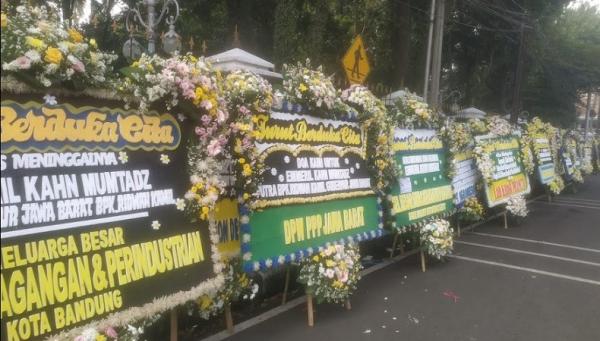 Karangan Bunga Ridwan Kamil1 Karangan bunga di Gedung Pakuan, Bandung. (Foto: Agung Bakti Sarasa).