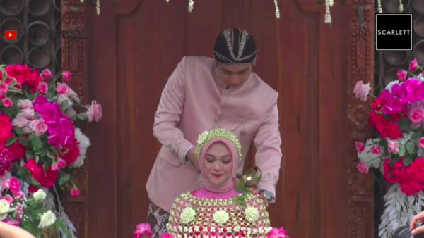 Momen mesra acara siraman tujuh bulanan Ria Ricis. (Foto: YouTube)