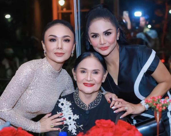 IMG 5212 Intip potret awet muda Yuni Shara ulang tahun ke 50. (Foto: Instagram)