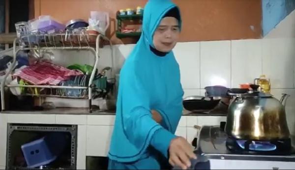 PRT Haji Batu Aktivitas Tukah selama menjadi pembantu rumah tangga. (Foto: iNews.id/Deni Irwansyah).