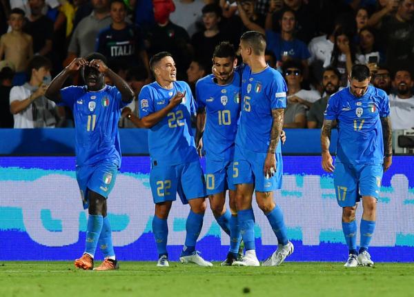 Pemain Italia, Lorenzo Pellegrini (10) merayakan gol ke gawang Hungaria dengan rekan setimnya dalam laga Grup C UEFA Nations League di Stadion Dino Manuzzi, Cesea, Rabu (8/6/2022). (Foto: REUTERS)