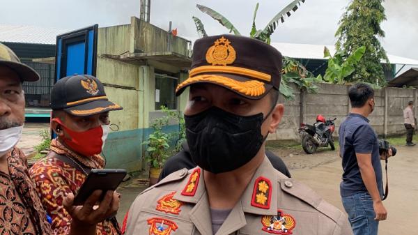 Kapolres Tangerang Selatan AKBP Sarly Sollu masih mendalami penyebab kebakaran pabrik tiner (Foto : Nandha A)&nbsp;