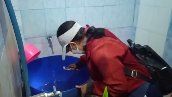 Pemeriksaan Jentik Nyamuk Pemeriksaan jentik nyamuk warga Karangasem diduga terjangkit chikungunya. (Foto: Yunda Ariesta)
