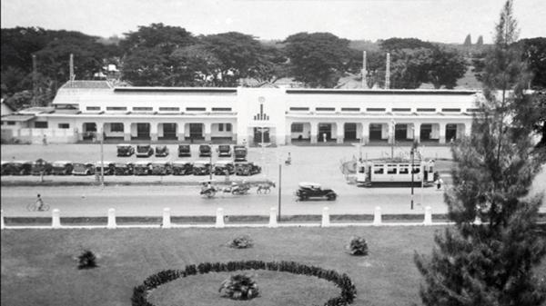 Sejarah Singkat stasiun gambir Bangunan Stasiun Gambir setalah direnovasi menjadi gaya art deco, foto tahun 1939. (Sumber: Tropenmuseum)