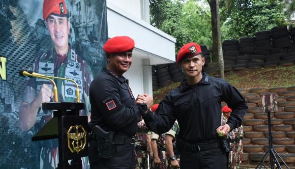 Iwan Setiawan Mayjen TNI Iwan Setiawan (kiri) saat menerima Brevet Antiteror. (Foto Kopassus).