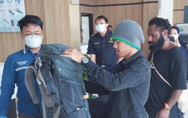 Wni Dipulangkan Dua WNI dipulangkan melalui PLBN Skouw, Papua. (Foto: Omega Batkorumbawa)