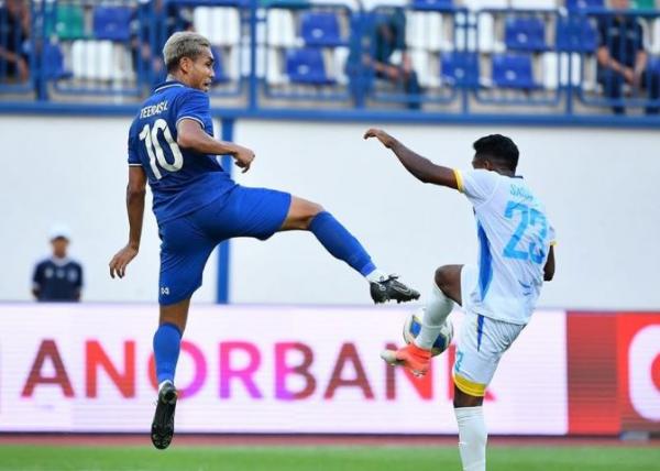 Striker Timnas Thailand, Teerasil Dangda beraksi melawan pemain Sri Langka dalam laga Grup C kualifikasi Piala Asia 2023 di Stadion Markaziy, Sabtu (11/6/2022). (Foto: Instagram/@changsuek)