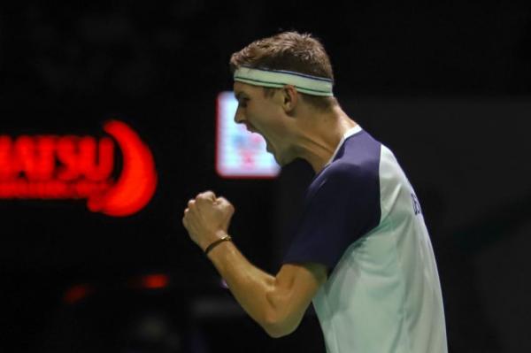 Pebulu tangkis tunggal putra Denmark, Viktor Axelsen memamerkan medali juara Indonesia Open 2022 seusai berlaga, Minggu (19/6/2022). (Foto: MPI/Andhika Khoirul Huda)