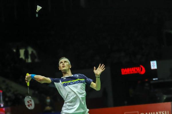 Pebulu tangkis tunggal putra Denmark, Viktor Axelsen memamerkan medali juara Indonesia Open 2022 seusai berlaga, Minggu (19/6/2022). (Foto: MPI/Andhika Khoirul Huda)
