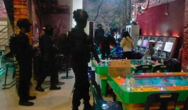 Polisi menggerebek arena judi di Kota Medan. (Foto:MPI/Wahyudi)