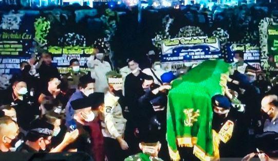 Jenazah Eril Kahn Jenazah Emmeril Kahn Mumtadz (Eril) putra sulung Gubernur Jabar Ridwan Kamil tiba di Gedung Pakuan, Bandung diiringi lantunan selawat, Minggu (12/6/2022). (Foto: Antara)