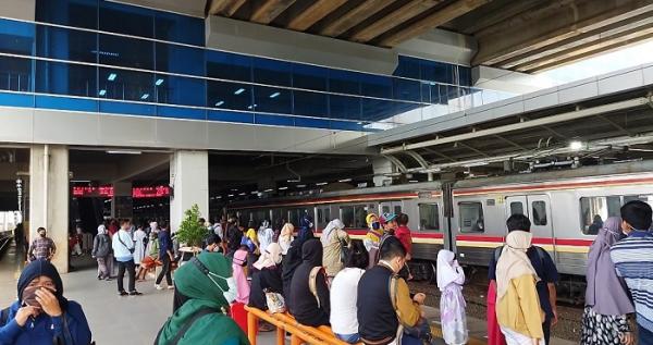 Suasana di Stasiun Manggarai Suasana di Stasiun Manggarai. (Foto: MPI/Heri Purnomo)