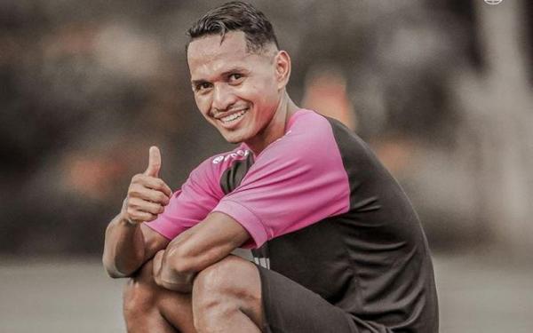 abduh lestaluhu persis Prajurit TNI Serda Abduh Lestaluhu asal Tulehu, Maluku jadi pemain sepak bola andal. (Foto: Instagram/@abduhlestaluhu_3)
