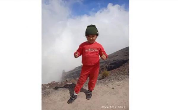 Putu Widya Kusuma Dewi saat mendaki Gunung Agung Bali. (Foto: Ist)