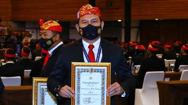 Dirreskrimum Polda Lampung, Kombes Pol Reynold Dirreskrimum Polda Lampung, Kombes Pol Reynold Hutagalung menerima penghargaan dari Kapolri Jenderal Listyo Sigit Prabowo (Humas Polda Lampung)