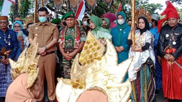 Pangdam Hasanuddin Mayjen TNI Andi Muhammad disambut adat Bugis Makassar saat kunjungan kerja ke Kabupaten Pangkep, Sulawesi Selatan. (Foto: INews/ Udin Syahruddin)