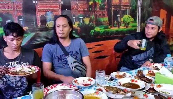 Pelaku pencurian di Pangkalpinang mengaku lapar dan dibawa ke warung makan. (Foto: iNews/Haryanto)