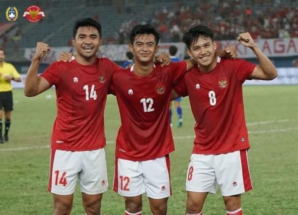 Pemain Timnas Indonesia Asnawi Arhan Witan Pemain Timnas Indonesia, Asnawi Mangkualam, Pratama Arhan, dan Witan Sulaeman merayakan gol ke gawang Nepal pada laga terakhir Grup A kualifikasi Piala Asia 2023 di Stadion Jaber Al-Ahmad, Kuwait pada Rabu (15/6/2022). (Foto: Instagram/@pssi)