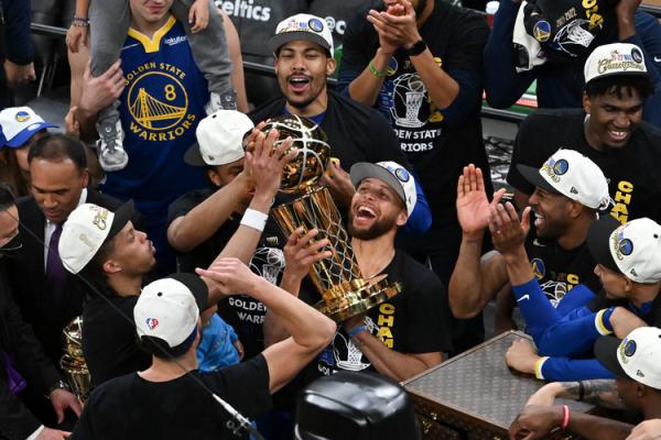 Guard Golden State Warriors, Stephen Curry (30) mengangkat trofi juara seusai mengalahkan Boston Celtics dalam laga final NBA 2022 di TD Garden, Boston, Jumat (17/6/2022). (Foto: USA TODAY Sports/REUTERS)