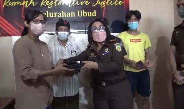 Restorative Justice Gianyar3 Pengembalian laptop korban. (Foto: iNews/Ketut Catur)