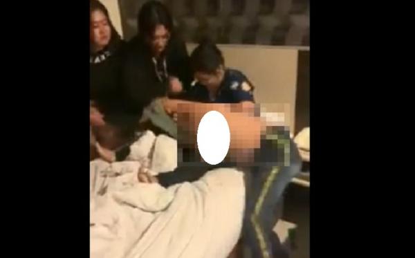 Tangkapan layar video perempuan dipukuli dan dilucuti bajunya viral di media sosial. (Foto: iNews/M Nur Bone)