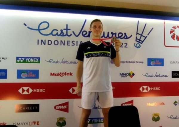 Pebulu tangkis tunggal putra Denmark, Viktor Axelsen memamerkan medali juara Indonesia Open 2022 seusai berlaga, Minggu (19/6/2022). (Foto: MPI/Andhika Khoirul Huda)