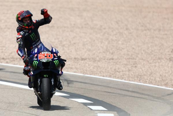 Pembalap Monster Energy Yamaha, Fabio Quartararo merayakan juara MotoGP Jerman 2022 di Sirkuit Sachsensring, Hohenstein-Ernstthal, Minggu (19/6/2022). (Foto: REUTERS)