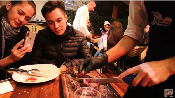 Screenshot 2022 06 21 08 04 37 Deretan artis Indonesia yang pernah mampir di restoran Salt Bae. (foto: YouTube)