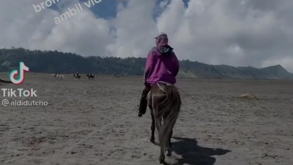 Tangkapan layar video wisatawan yang sedang berkuda di Gunung Bromo (Istimewa)