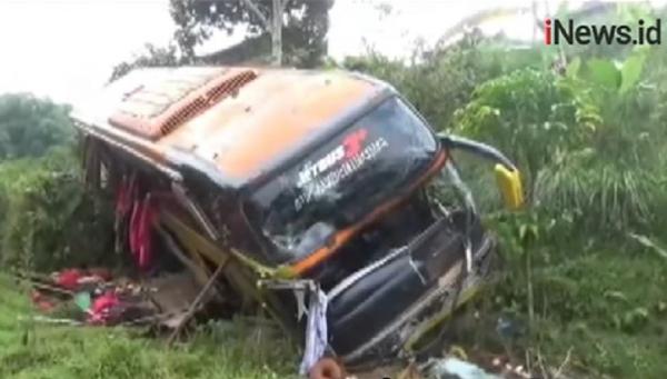 Bus Maut Tabanan Bus pariwisata menabrak belasan kendaraan di Baturiti, Tabanan, Bali, menyebabkan seorang warga tewas. (Foto: iNewsTV/ Made Argawa)