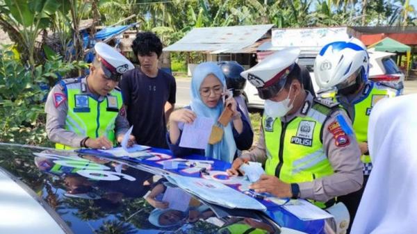 Ditilang polisi, operasi patuh Kapolri Jenderal Listyo Sigit Prabowo melarang petugas melakukan tilang manual. (Antara)