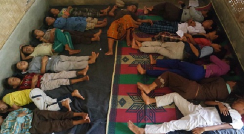 Santri tengah tidur di asrama. Santri tengah tidur di asrama.