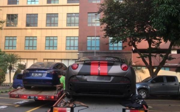 Mobil Indra Kenz Mobil mewah Indra Kenz dibawa ke Kejari Tangsel (Foto : Ist)
