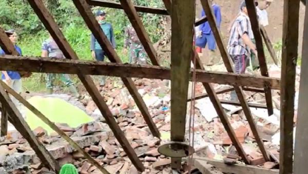 longsor kediri Warga gotong royong membersihkan reruntuhan rumah Slamet yang hancur tertimpa longsor, Jumat (24/6/2022). (Foto: iNews.id/Afnan Subagio).