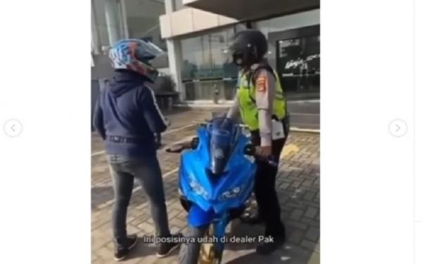 Tangkapan layar video dengan narasi ditilang di dealer. (Instagram Memomedsos)