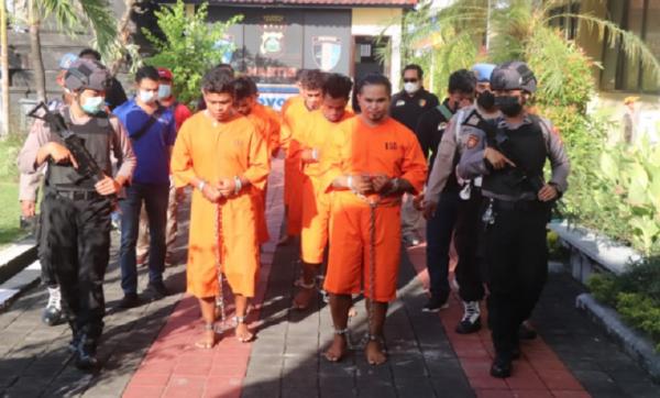 TSK bentrok denpasar Tersangka bentrok antarkelompok pendatang di Pedungan, Denpasar. (Foto: Indira Arri)