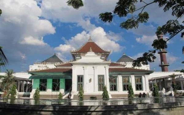 Masjid Agung Palembang tidak jauh dari Jembatan Ampera. (Foto: Ist)