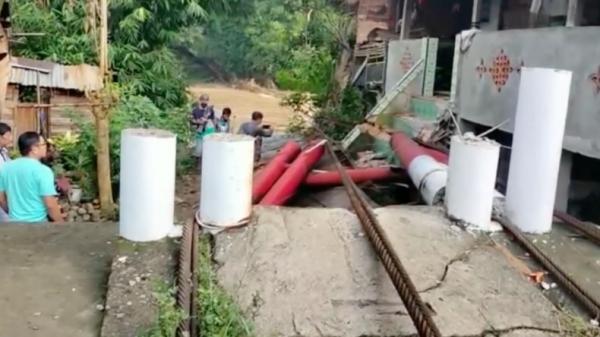 jembatan gantung putus_1 Jembatan gantung di Muara Enim putus akibat diterjang banjir dan pohon (Edwinsyah Satria/MNC Portal)